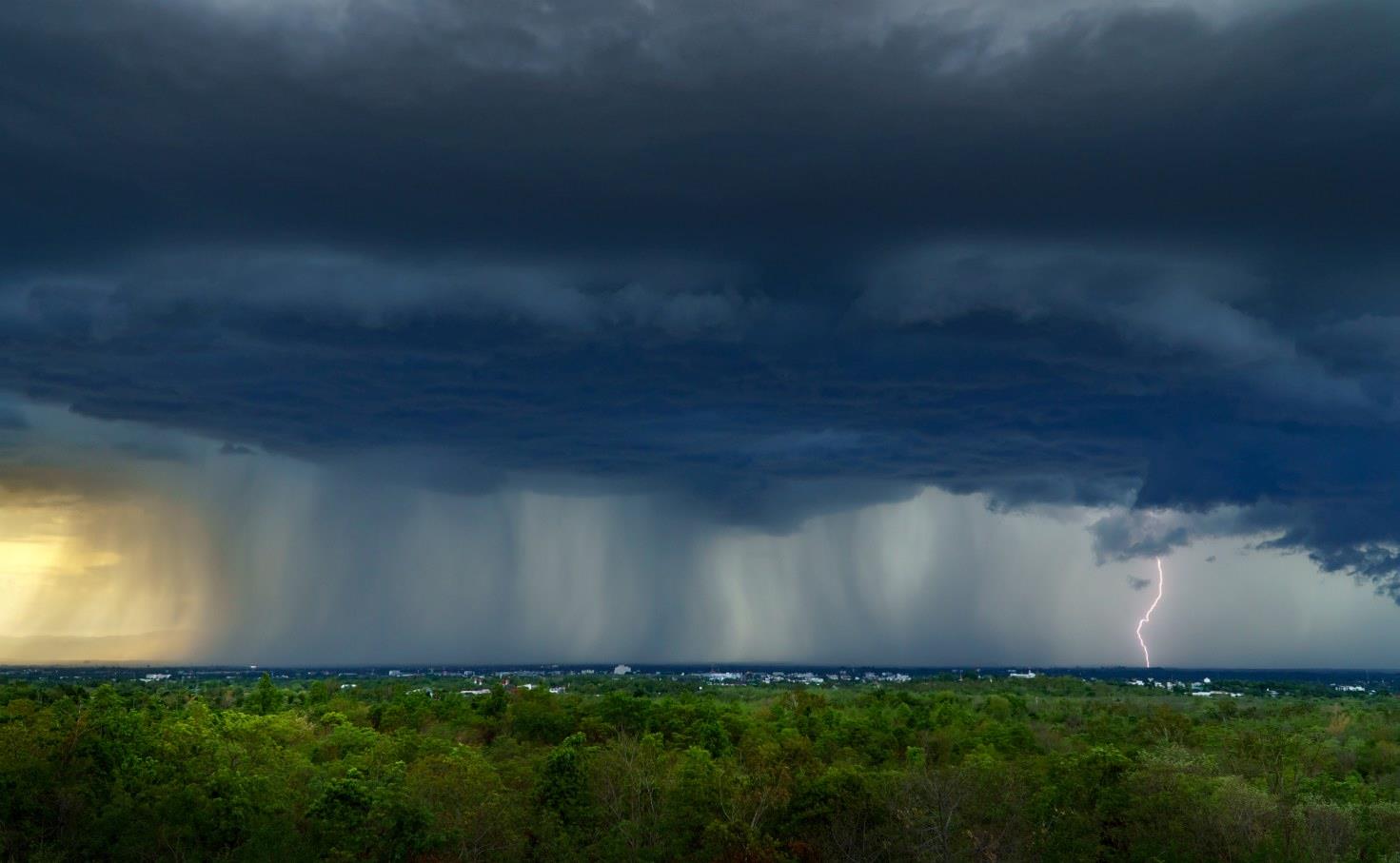 Image d'une tempête approchant du rivage